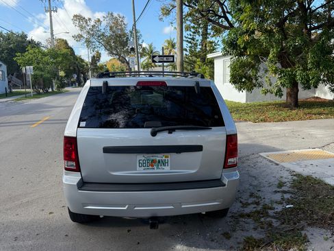 Used 2009 Jeep Grand Cherokee Laredo RWD image 1