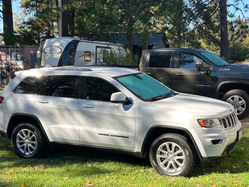 Used 2021 Jeep Grand Cherokee Laredo image 1