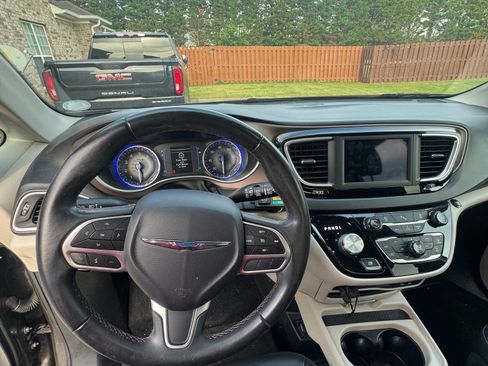 Used 2018 Chrysler Pacifica Touring-L FWD image 11