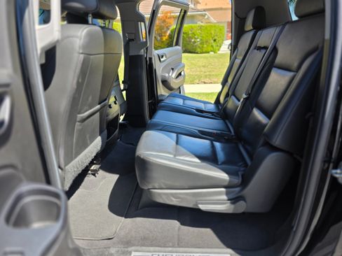 Used 2019 Chevrolet Suburban LT image 2