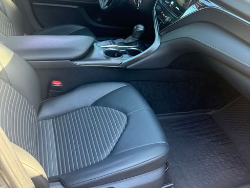 Used 2022 Toyota Camry SE image 2