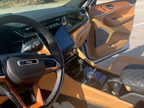 Used 2024 Jeep Grand Cherokee Summit image 18