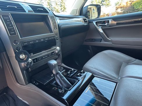 Used 2020 Lexus GX 460 Luxury w/ Accessory Package AWD/4WD image 9