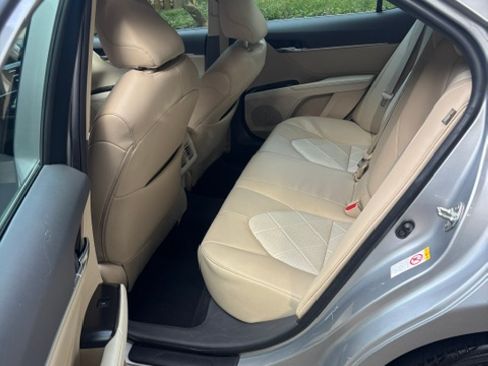 Used 2018 Toyota Camry XLE FWD image 6