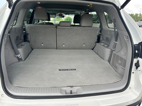 Used 2018 Toyota Highlander XLE AWD/4WD image 15