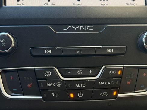 Used 2019 Ford Fusion SE image 15