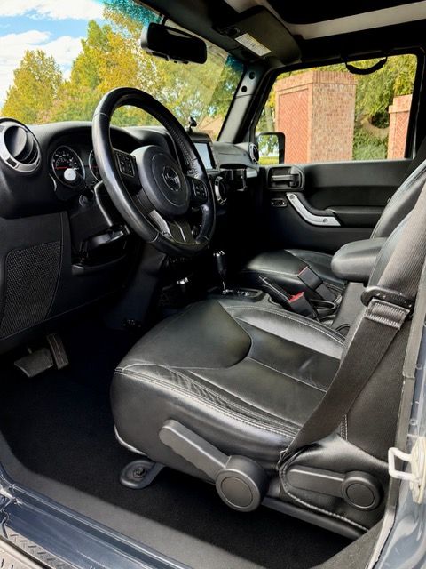 Used 2016 Jeep Wrangler Unlimited Sahara w/ Connectivity Group AWD/4WD image 9