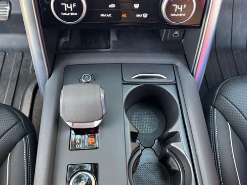 Used 2024 Land Rover Discovery Metropolitan Edition image 6