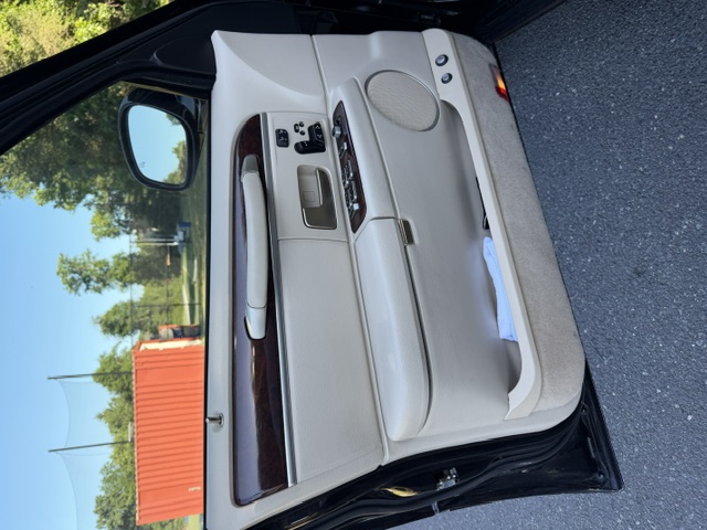 Used 2006 Lincoln Town Car Signature L RWD image 17
