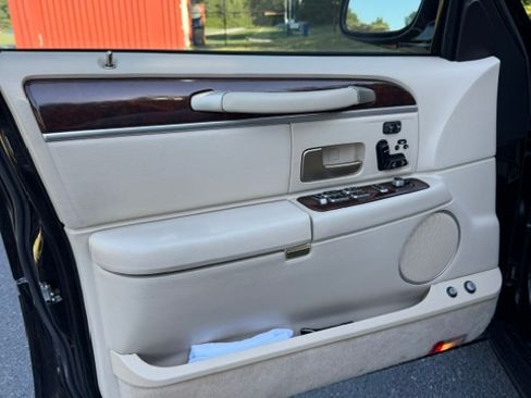 Used 2006 Lincoln Town Car Signature L RWD image 17