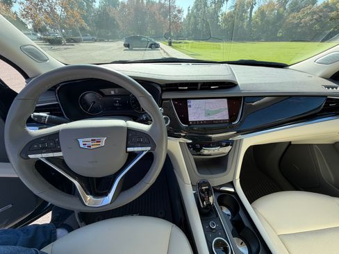 Used 2025 Cadillac XT6 Premium Luxury image 12
