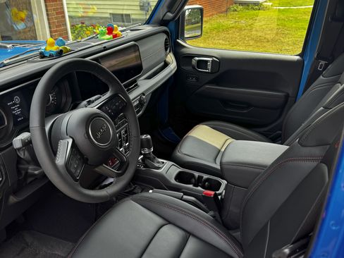 Used 2025 Jeep Wrangler Unlimited Rubicon w/ Technology Group image 5