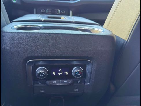 Used 2022 Chevrolet Suburban LT w/ Luxury Package image 8