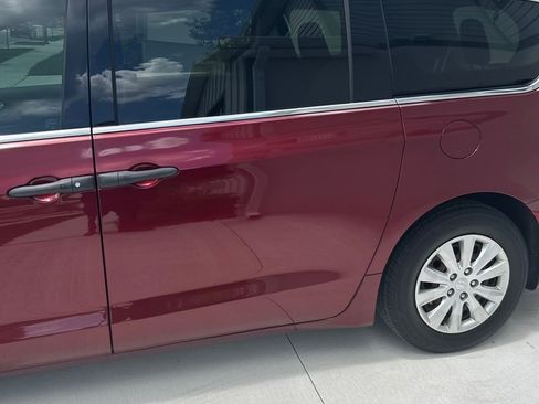 Used 2020 Chrysler Voyager L FWD image 11