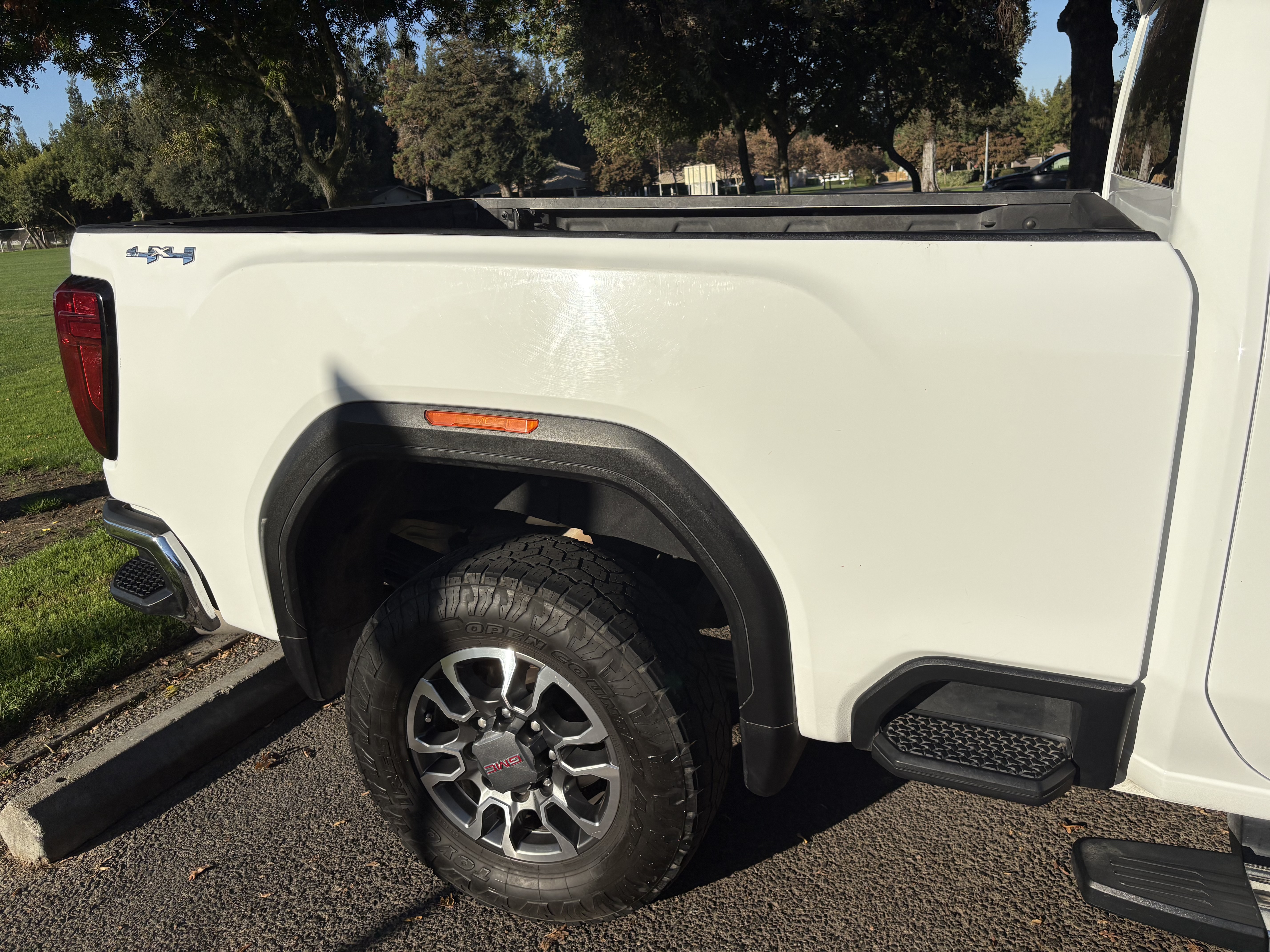 Used 2022 GMC Sierra 2500 SLE w/ SLE Value Package; AWD/4WD image 5