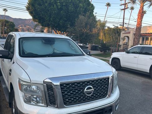 Used 2017 Nissan Titan SV image 9