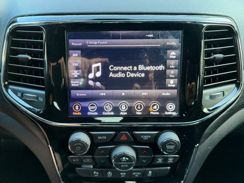 Used 2020 Jeep Grand Cherokee Altitude RWD image 12