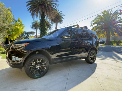 Used 2017 Land Rover Discovery SE image 4
