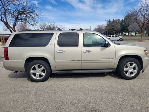 Used 2013 Chevrolet Suburban LTZ image 2