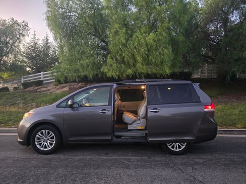Used 2014 Toyota Sienna XLE w/ XLE Premium Package FWD image 9