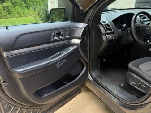 Used 2018 Ford Explorer XLT w/ Equipment Group 201A FWD image 28