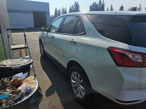 Used 2021 Chevrolet Equinox LS w/ LS Convenience Package AWD/4WD image 4
