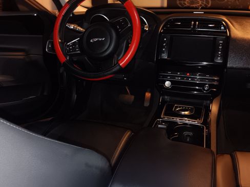 Used 2017 Jaguar XE image 18