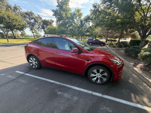 Used 2022 Tesla Model Y Long Range AWD/4WD image 10