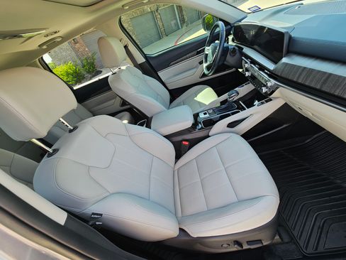 Used 2025 Kia Telluride EX w/ EX Captain's Chair Package FWD image 13