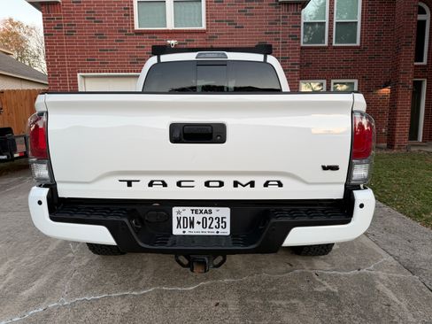Used 2022 Toyota Tacoma TRD Sport w/ Technology Package image 9