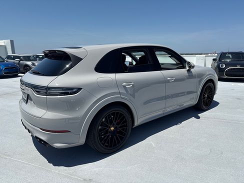 Used 2022 Porsche Cayenne GTS AWD/4WD image 5