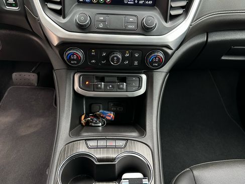 Used 2023 GMC Acadia SLT FWD image 6