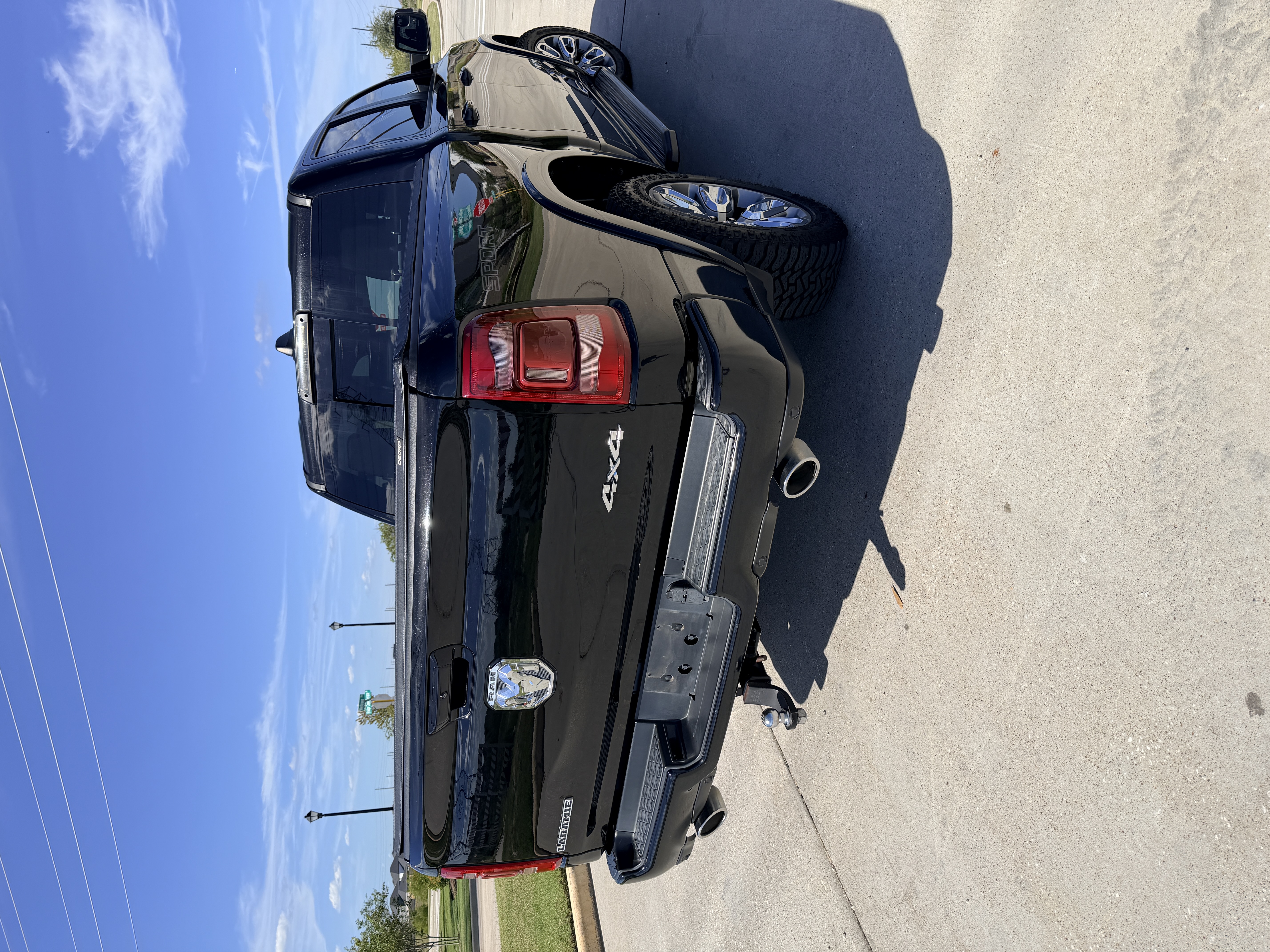 Used 2020 RAM 1500 Laramie w/ Sport Appearance Package AWD/4WD image 10