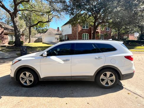 Used 2015 Hyundai Santa Fe GLS image 2