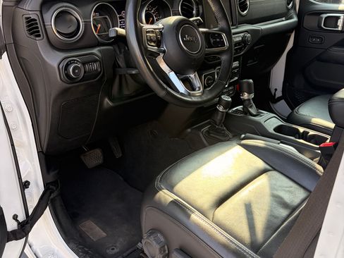Used 2018 Jeep Wrangler Unlimited Sahara AWD/4WD image 12