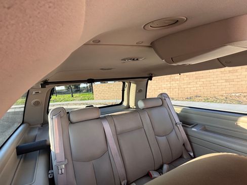 Used 2005 Cadillac Escalade ESV Platinum image 9