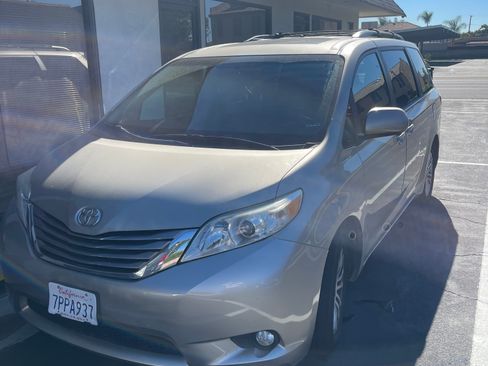 Used 2015 Toyota Sienna Limited image 9