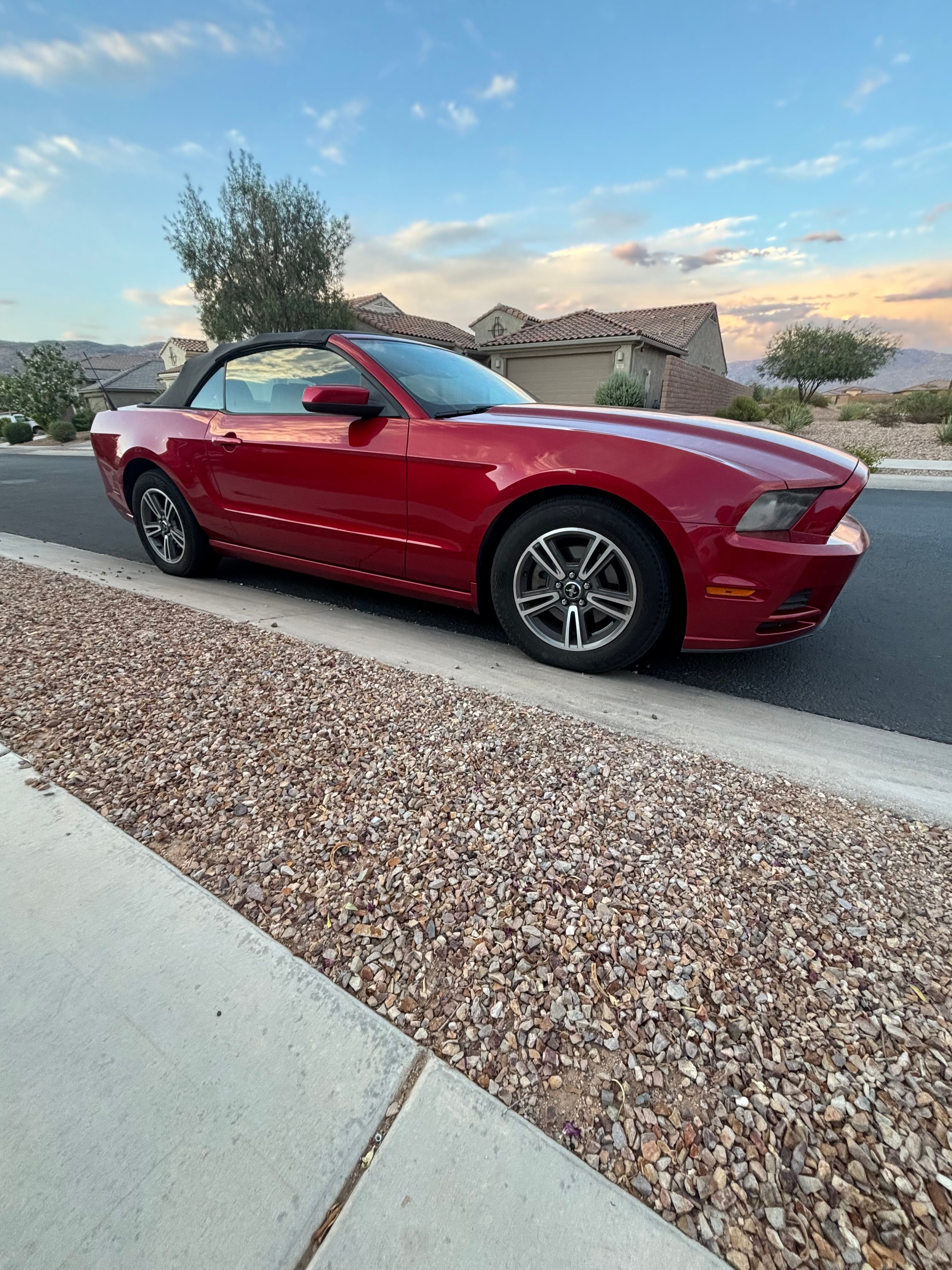Used 2013 Ford Mustang Premium RWD image 1