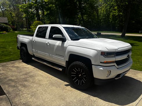 Used 2017 Chevrolet Silverado 1500 LT w/ All Star Edition AWD/4WD image 2