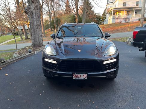 Used 2014 Porsche Cayenne Turbo S image 16