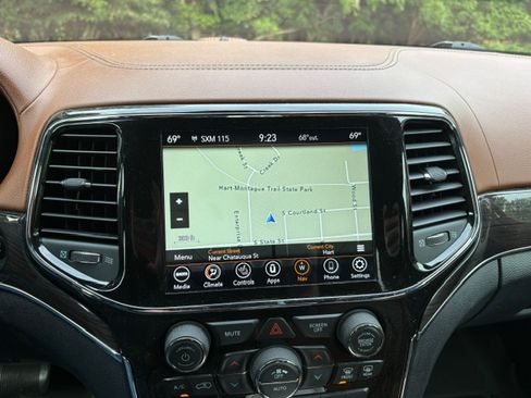 Used 2021 Jeep Grand Cherokee Overland AWD/4WD image 10