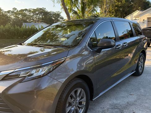 Used 2022 Toyota Sienna XLE image 5