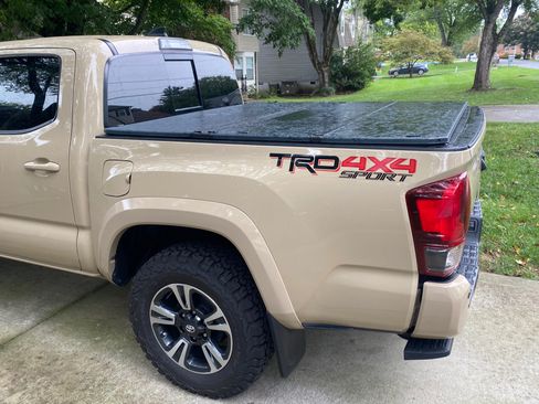 Used 2019 Toyota Tacoma TRD Sport w/ Technology Package image 5