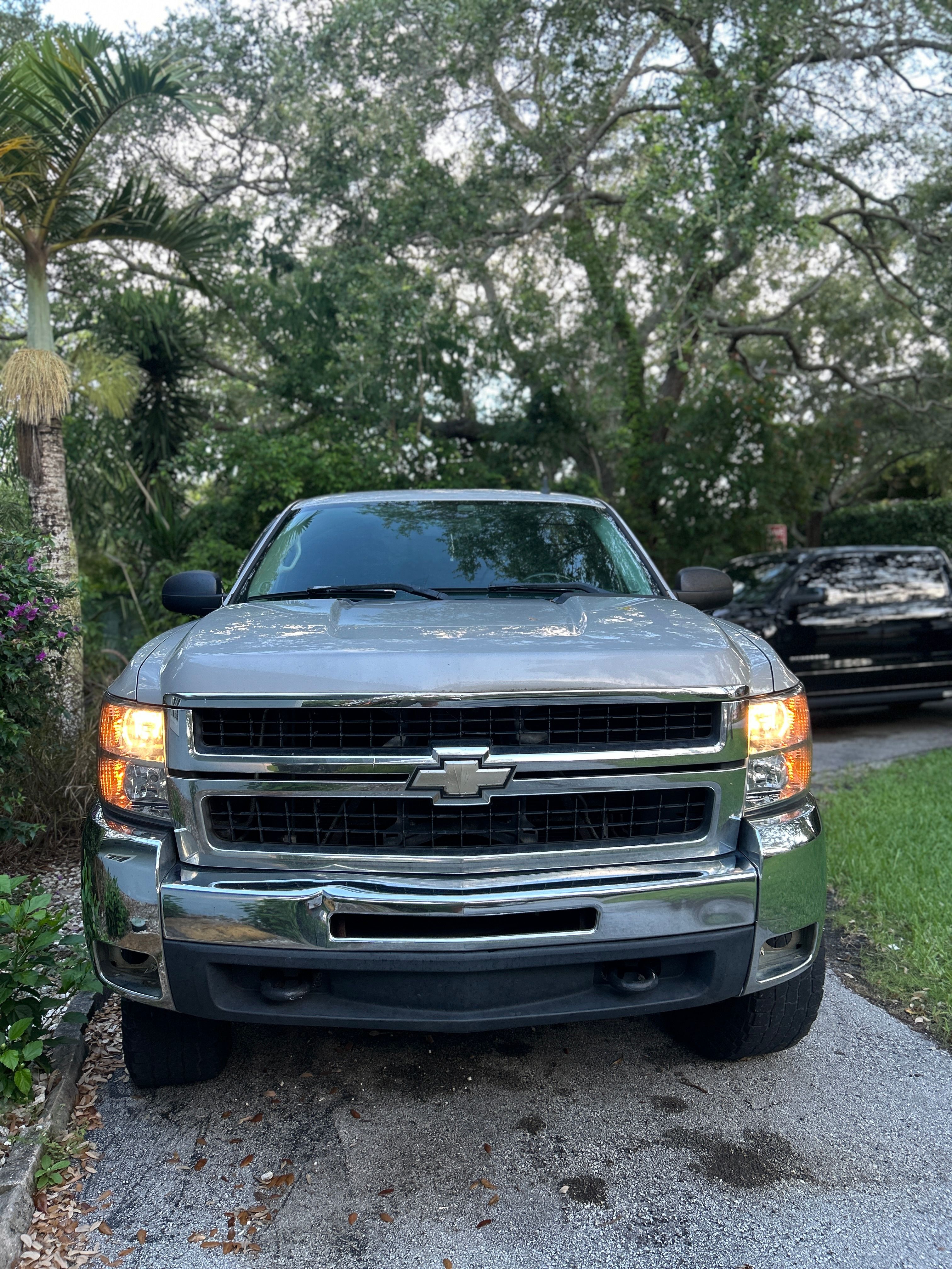 Used 2009 Chevrolet Silverado 2500 LT w/ Exterior Plus Package AWD/4WD image 2