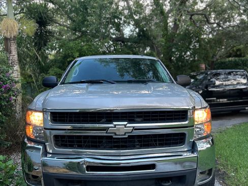 Used 2009 Chevrolet Silverado 2500 LT w/ Exterior Plus Package image 2