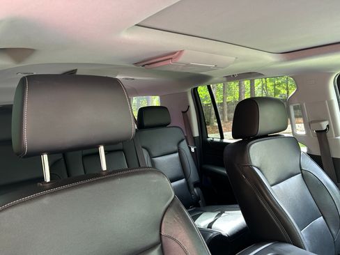 Used 2019 GMC Yukon XL SLT w/ Open Road Package RWD image 1