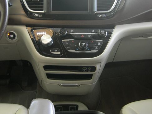 Used 2020 Chrysler Voyager Lxi image 14