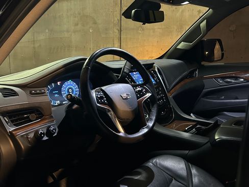 Used 2020 Cadillac Escalade Luxury w/ LPO, Radiant Package image 5