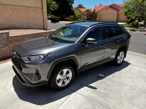 Used 2021 Toyota RAV4 XLE AWD/4WD image 1
