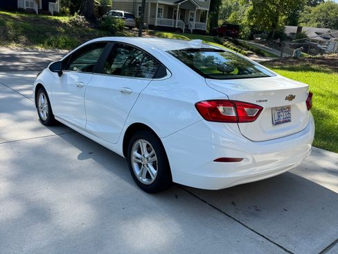 Used 2018 Chevrolet Cruze LT w/ Convenience Package FWD image 5